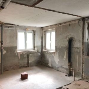 VORHER: Schlafzimmer mit unverkleideten (Ab)wasserrohren
