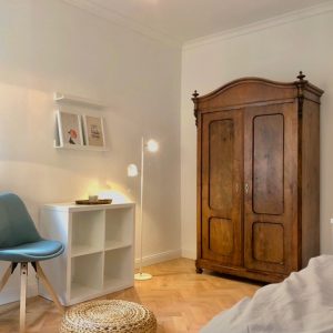 WG-Zimmer mit Antikschrank