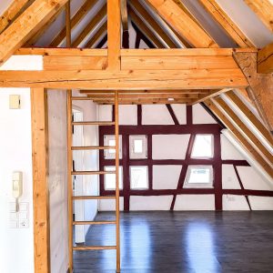 luftiger Wohnraum mit Leseecke
